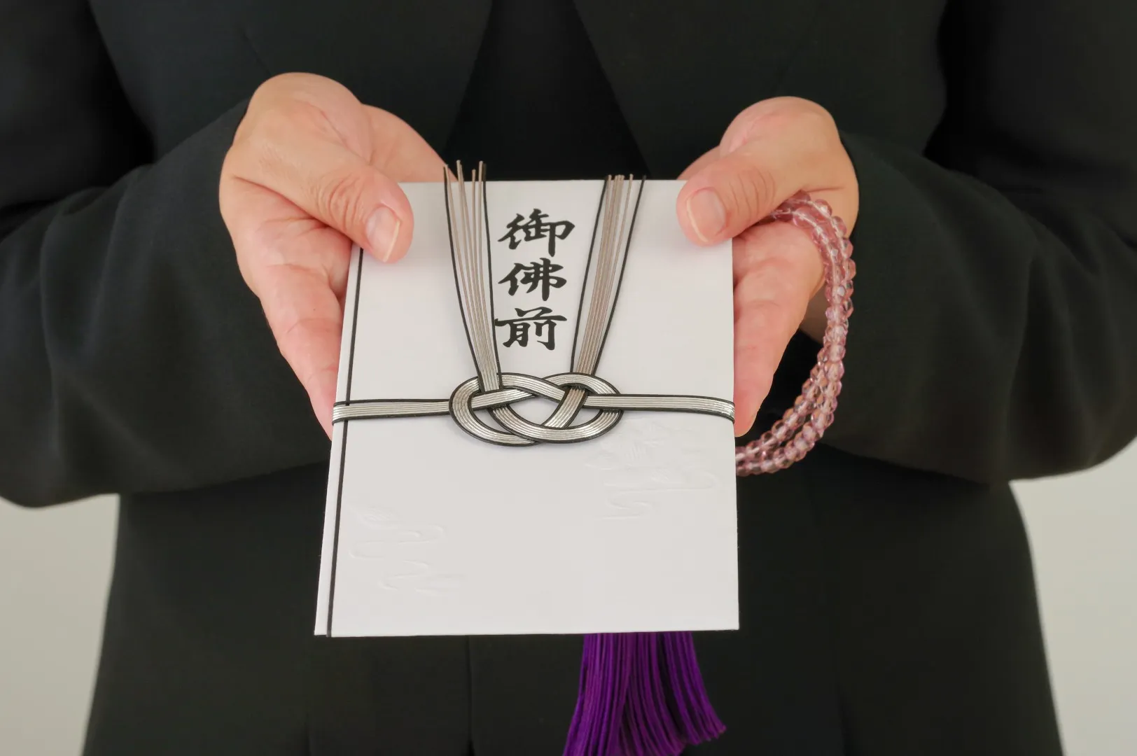 三回忌当日の香典の渡し方と参列しない場合の郵送マナー